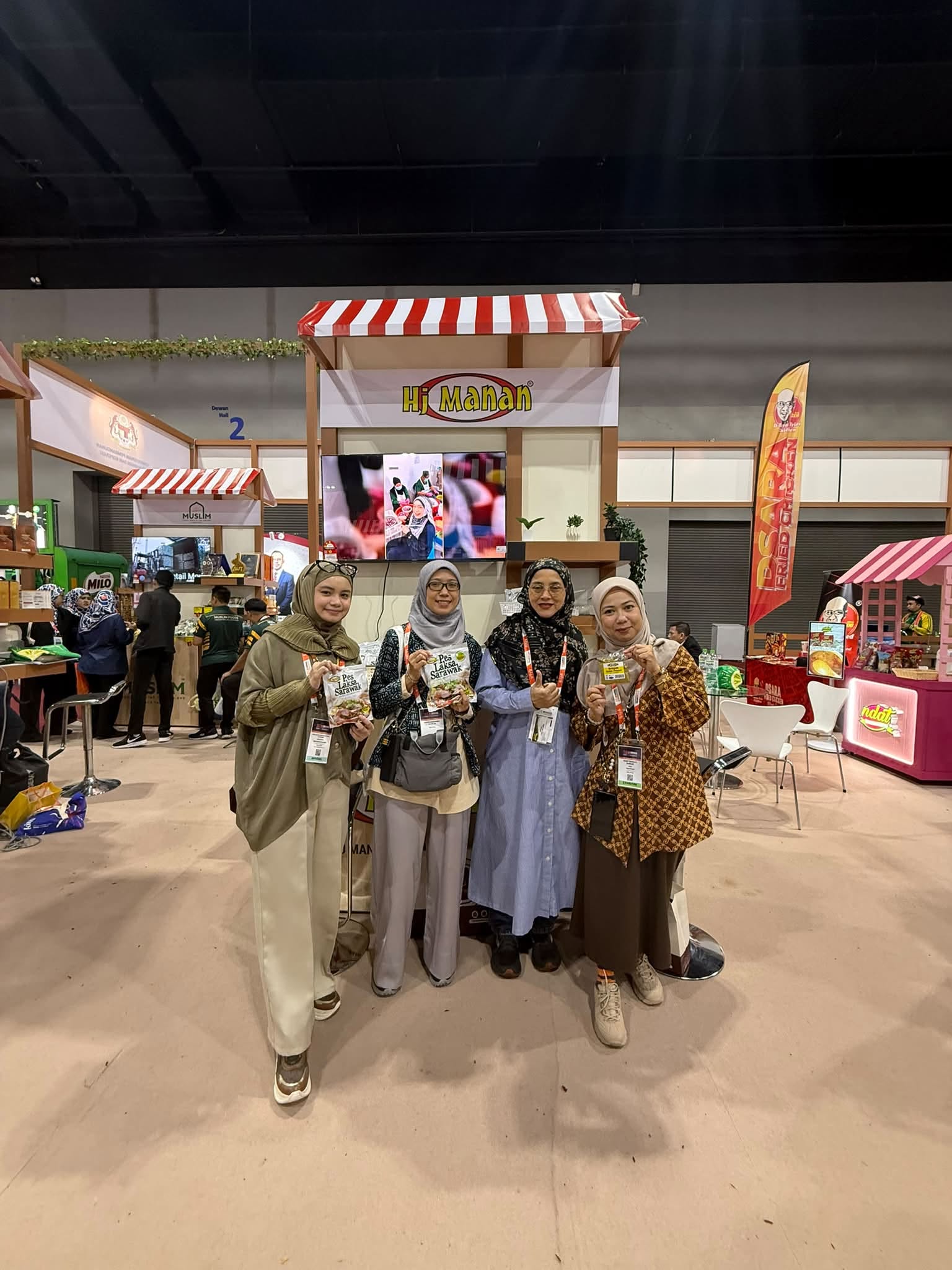 Haji Manan booth with visitors